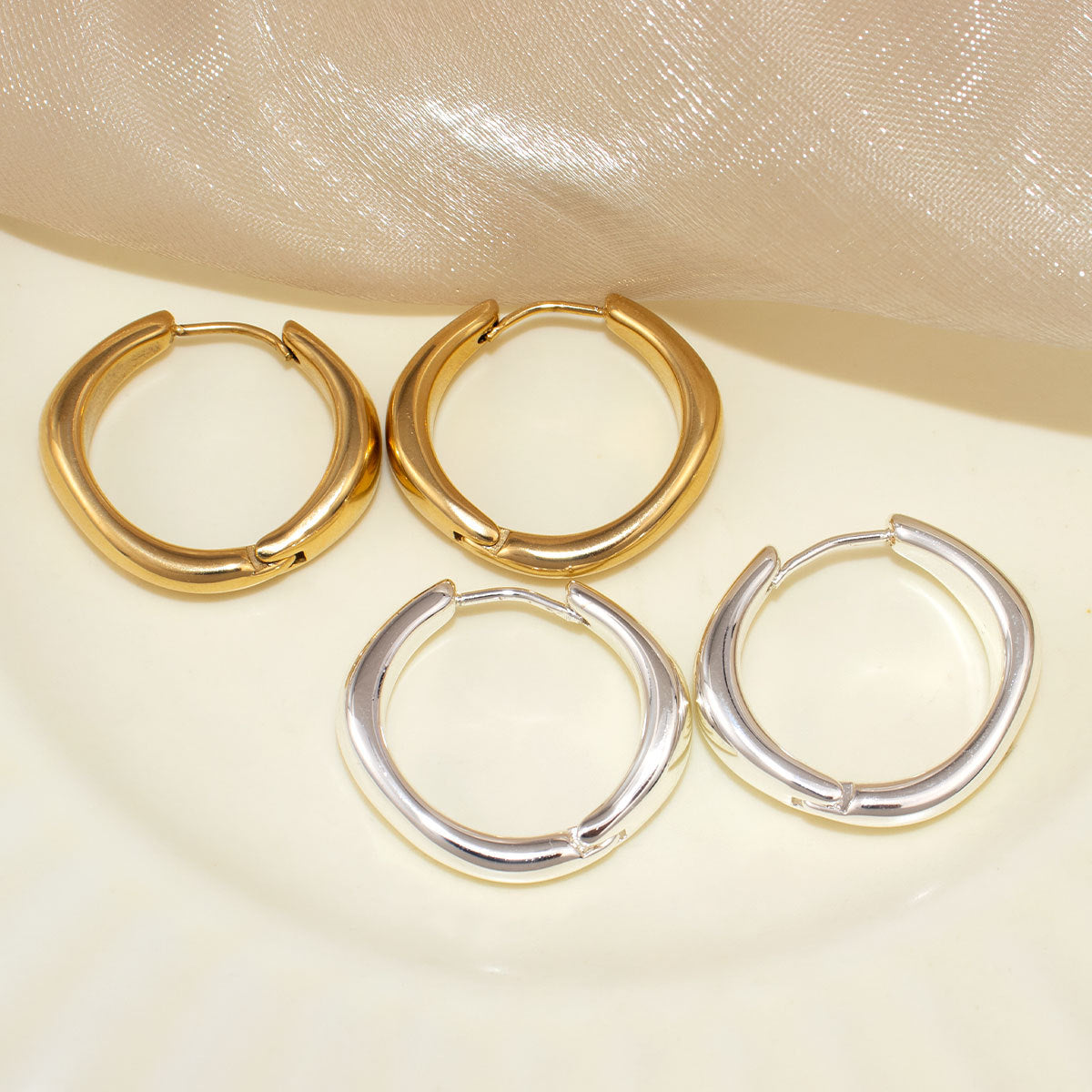 C- ring ear buckle